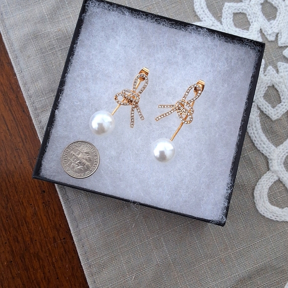 💥SALE💥NEW Rhinestone, Pearl & Bow Dangle Earrings - Picture 3 of 4